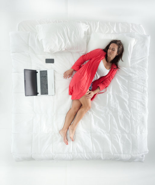 上图是女人睡在床上图片下载