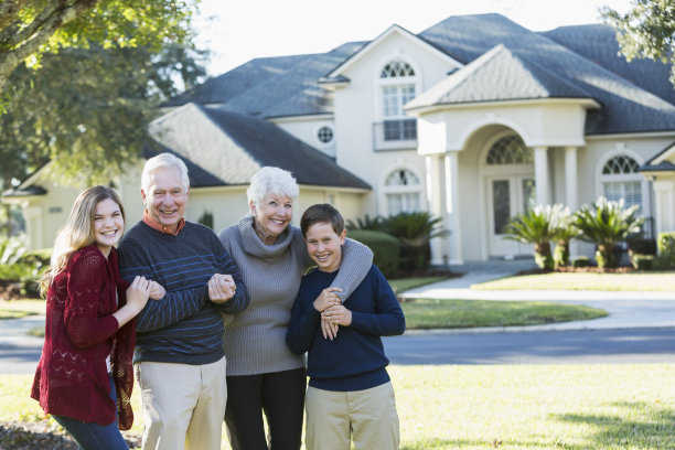 祖父母和孙辈在屋外图片下载