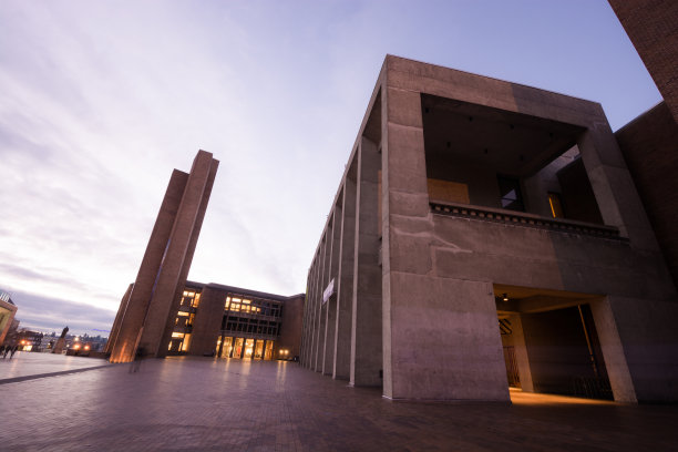 Kane Hall和Odegaard图书馆在华盛顿大学图片下载