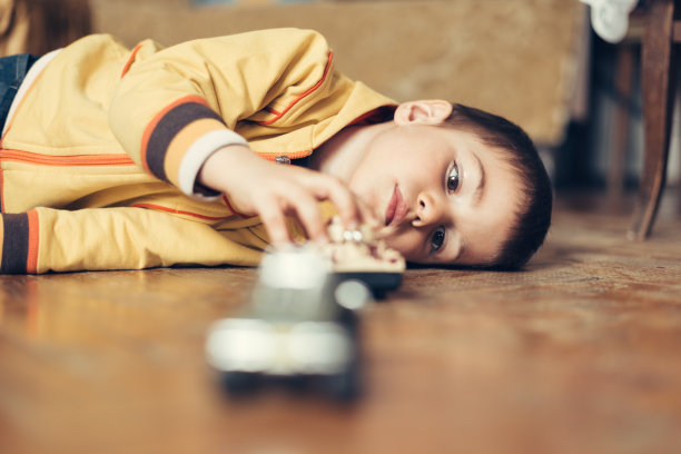 顽皮的小男孩图片下载