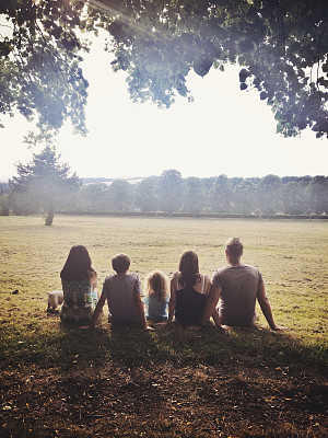 朋友们坐在一起看日落图片下载