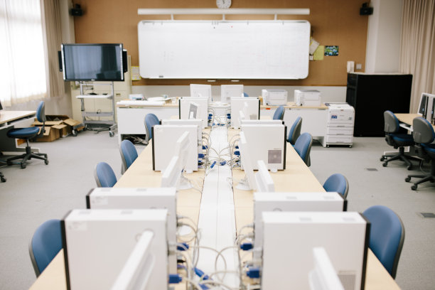 日本的高中。一台空电脑，IT室，日本图片下载