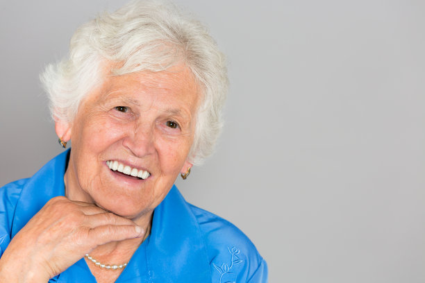 年长妇女肖像与灰色头发图片下载