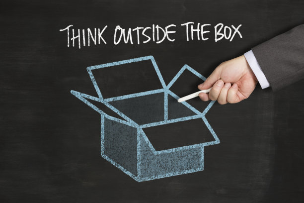 在黑板上手绘的“跳出盒子思考”图片下载