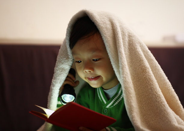 孩子们在床上看书图片下载