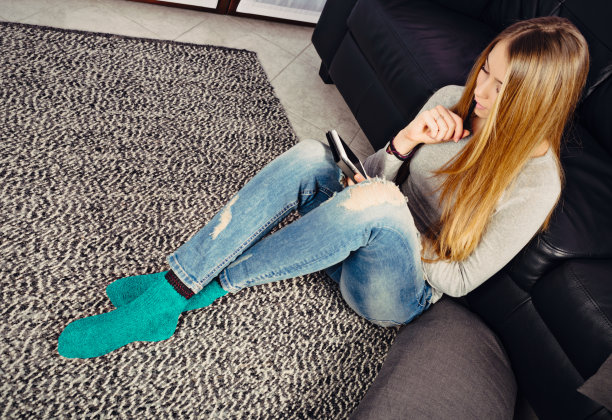 一个少女在家里用智能设备发短信图片下载