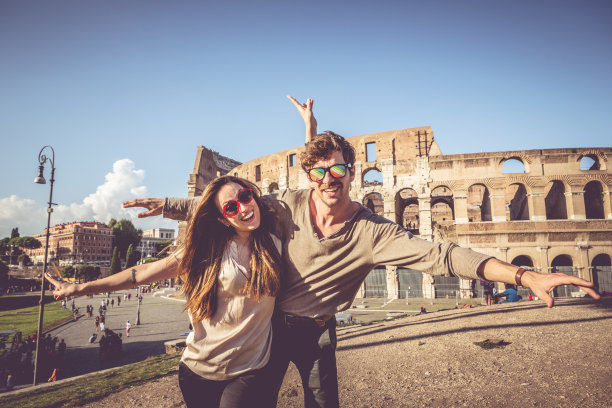 一对夫妇在体育馆前图片下载