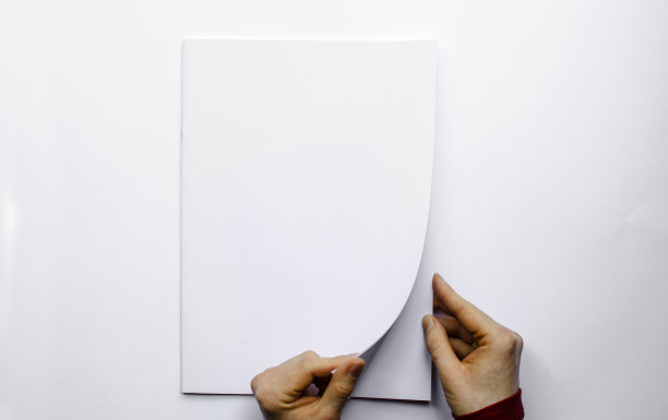 打开一张空白的宣传册，上面的照片图片下载