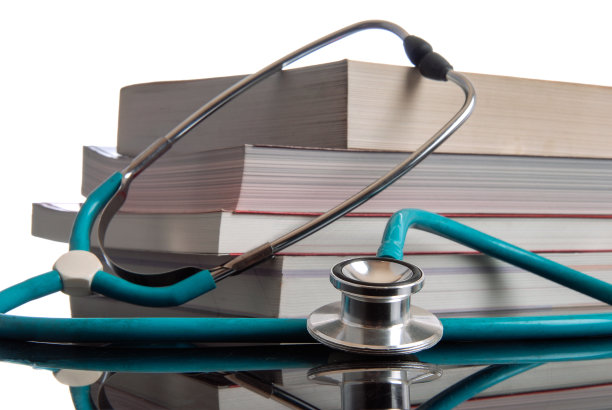 白色背景的听诊器和书籍图片下载