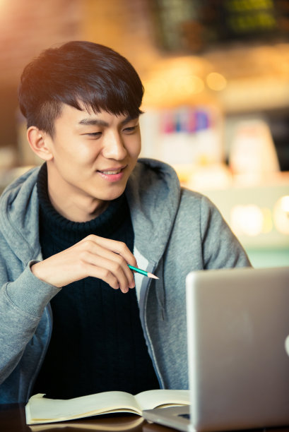 咖啡店里的年轻人素材图片