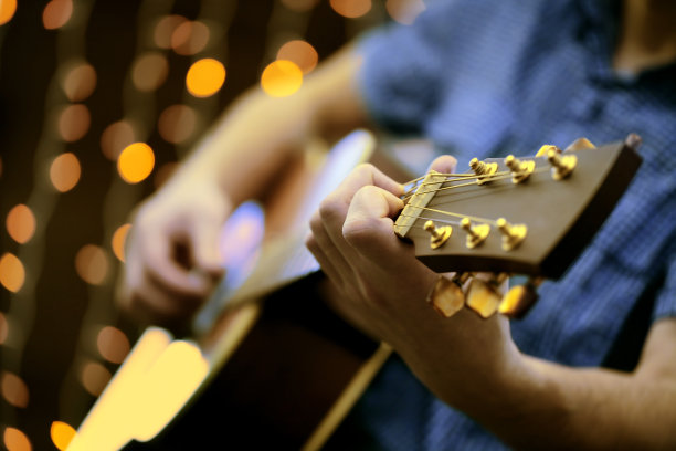 一名男子在音乐会上弹奏原声吉他素材图片