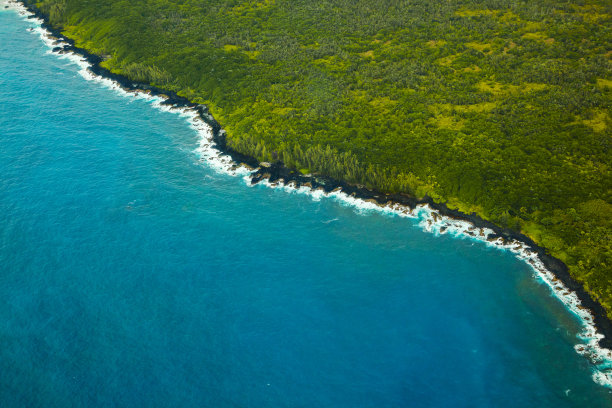 夏威夷希洛附近的黑色火山熔岩岩岸图片下载