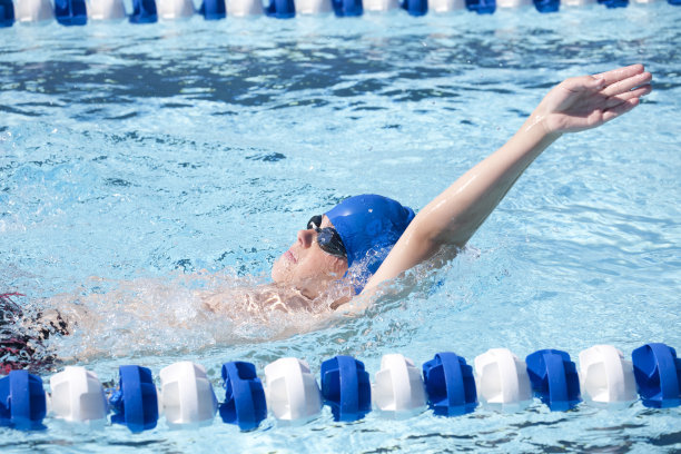 小男孩在室外游泳池游泳练习图片下载