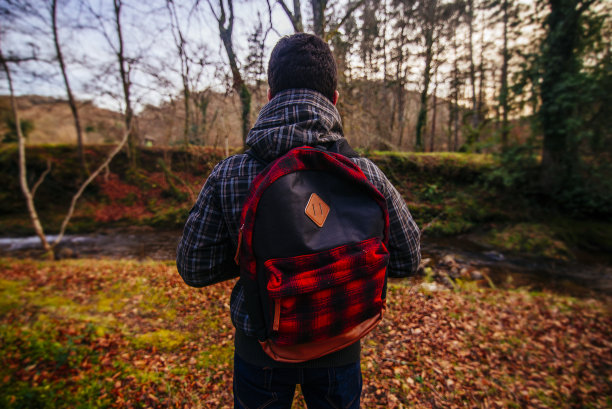 森林里的年轻探险家图片下载