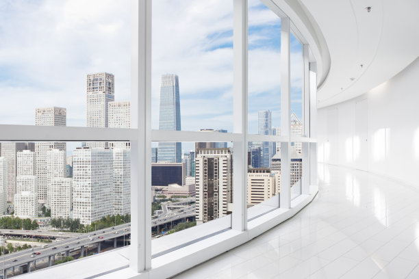 俯瞰城市的空办公室图片下载