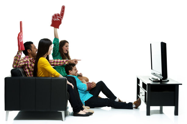 看电视的足球迷图片下载