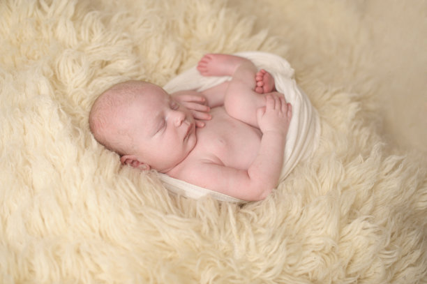 新生男婴睡得很安稳图片下载