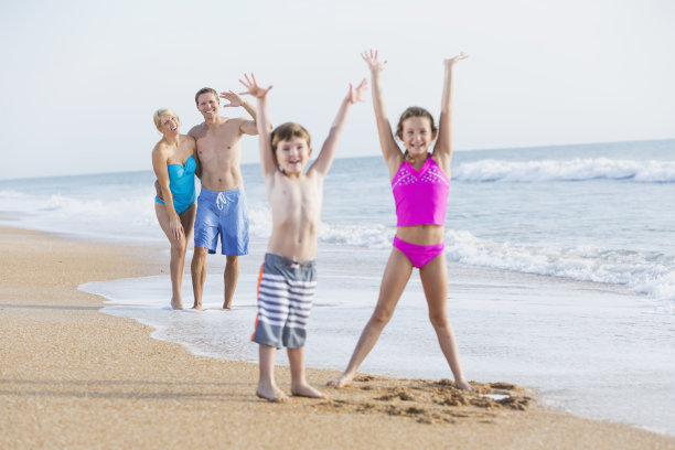 海滩上的一家人图片下载