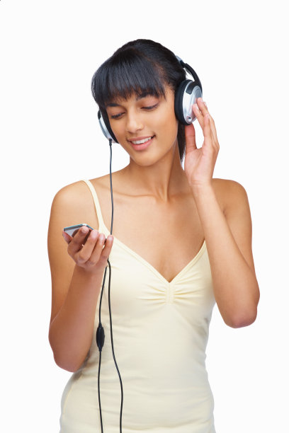年轻漂亮的女孩在用mp3听音乐图片下载