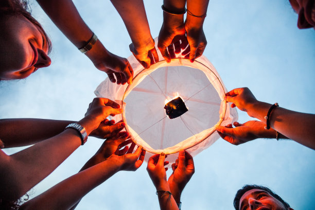 在生日聚会上点亮中国灯笼图片下载