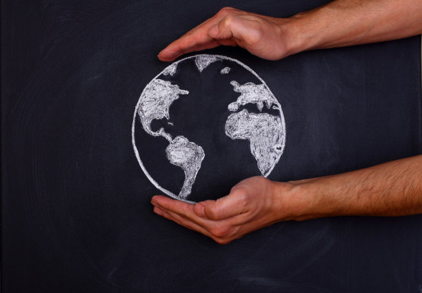 拿着土在黑黑板前图片下载