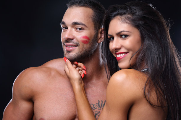 恋爱中的年轻情侣图片下载