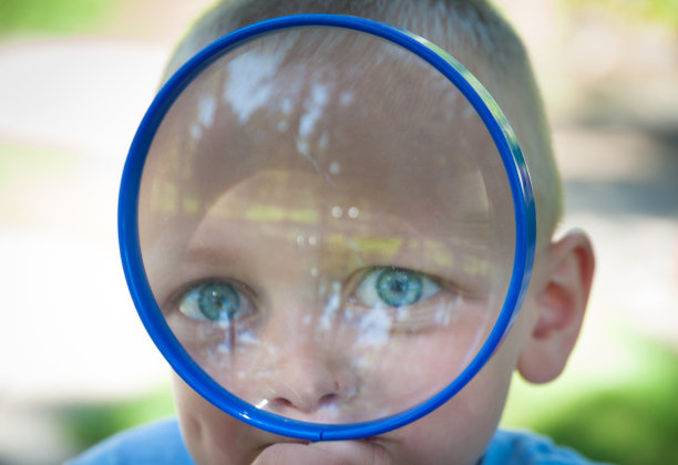 小男孩在看放大镜图片下载