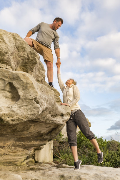 积极健康的成熟夫妇互相帮助徒步旅行图片下载