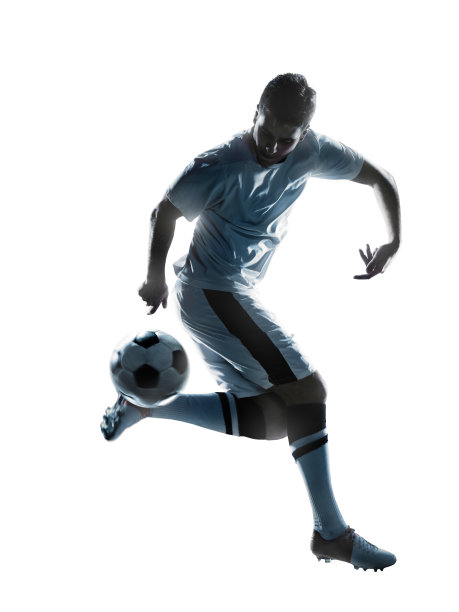 足球运动员踢球图片下载