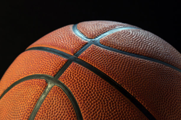 篮球与黑色背景-水平图片下载