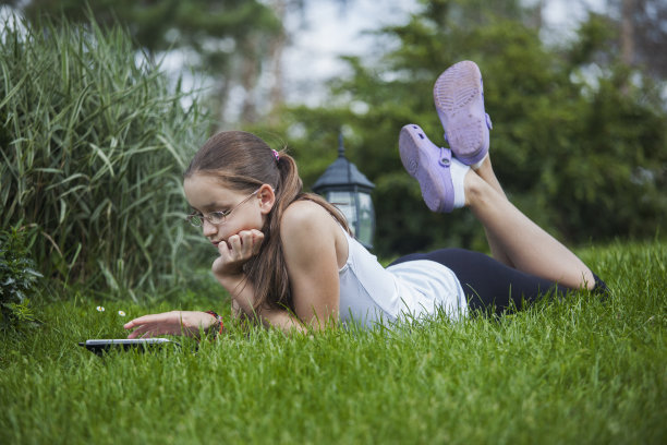少女享受大自然图片下载