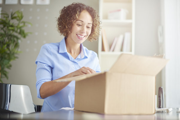 商业包裹拆包素材图片