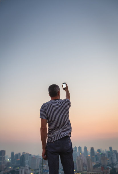 有智能手机的男人图片下载