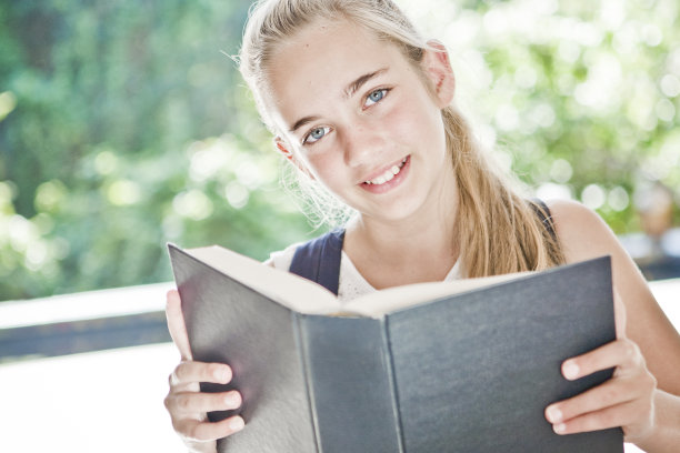 读书的女孩图片下载