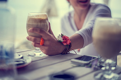 海滩酒吧的咖啡时间图片下载