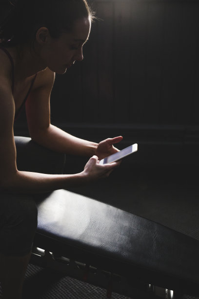 在健身房使用智能手机图片下载
