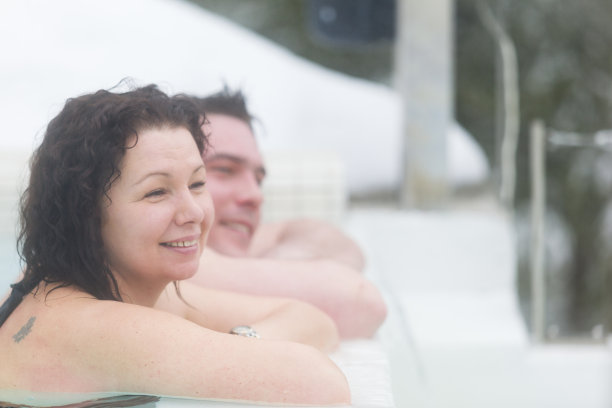 一对情侣在北欧泳池中放松图片下载