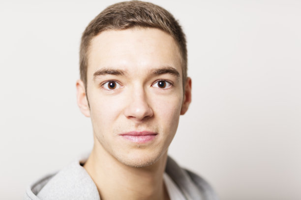 一个年轻人的肖像图片下载