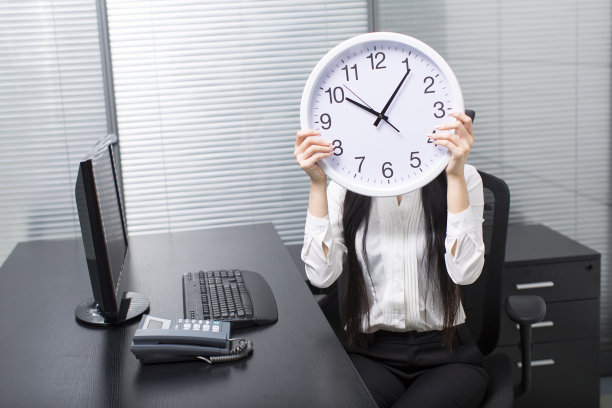 女商人和时钟。亚洲女孩图片下载