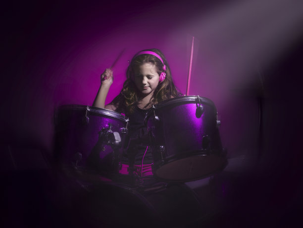 粉红色的鼓手的女孩图片下载