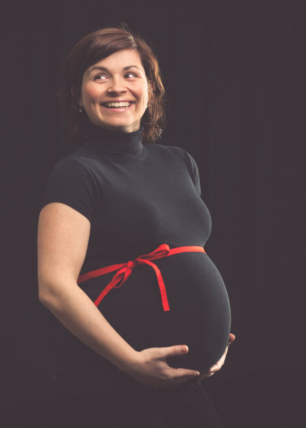 年轻快乐的孕妇肖像图片下载