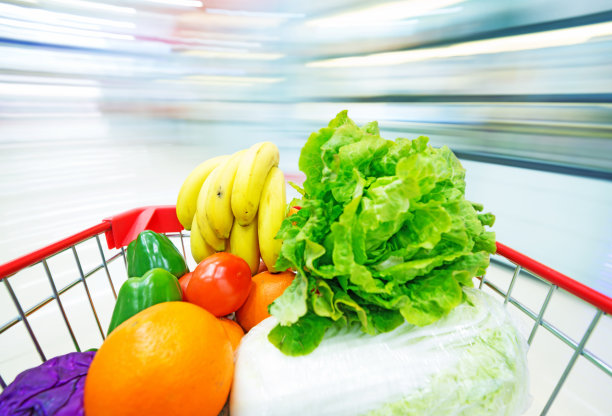 超市内部，摆满了水果和蔬菜图片下载