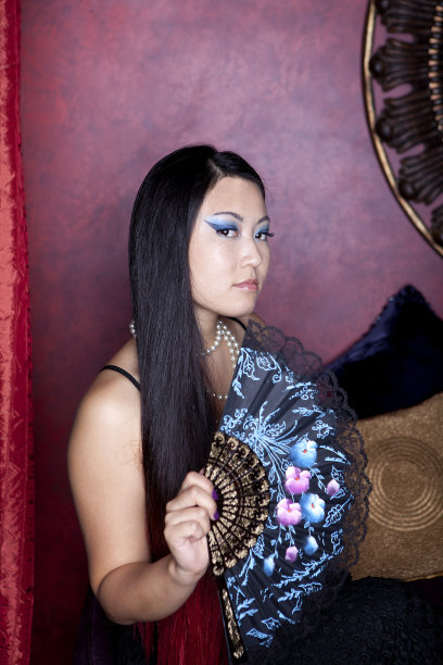 夜总会里的年轻女子图片下载