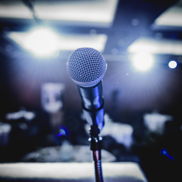 会议麦克风背光在讲台上图片下载