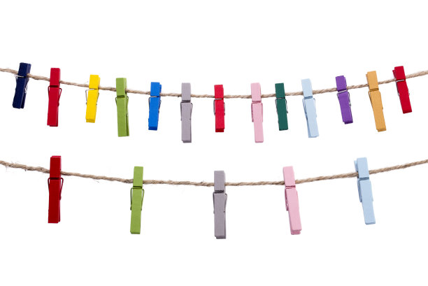 晾衣绳上的衣服夹图片下载