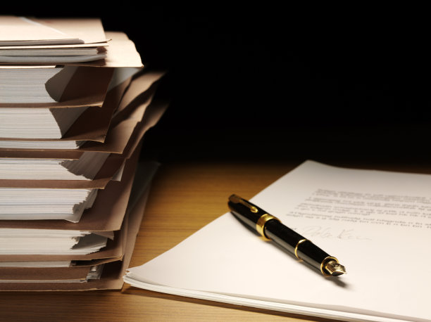 签署文件与墨水笔和纸档案素材图片