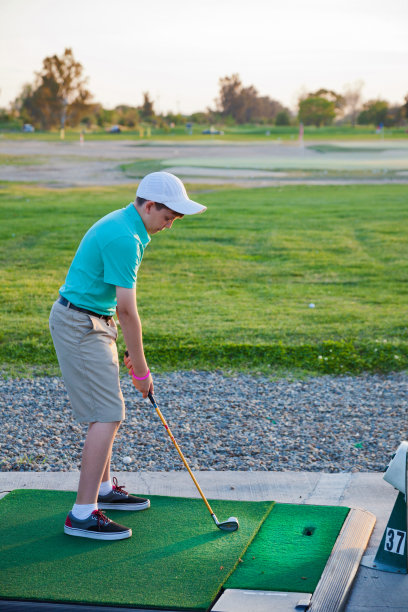 年轻高尔夫球手练习图片下载