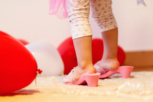 蹒跚学步的小女孩穿高跟鞋图片下载