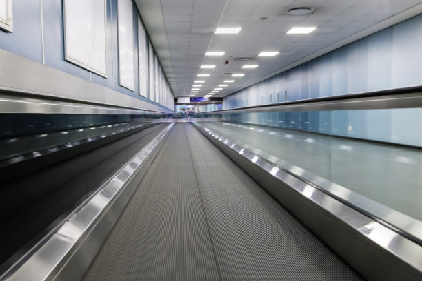 机场的移动人行道图片下载