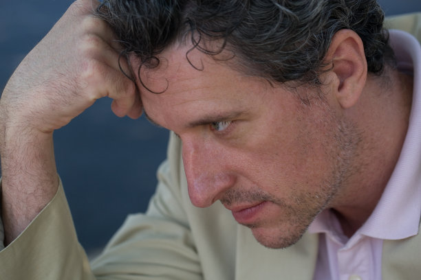 一个专业的成熟男子的肖像，摆着思考者的姿势图片下载